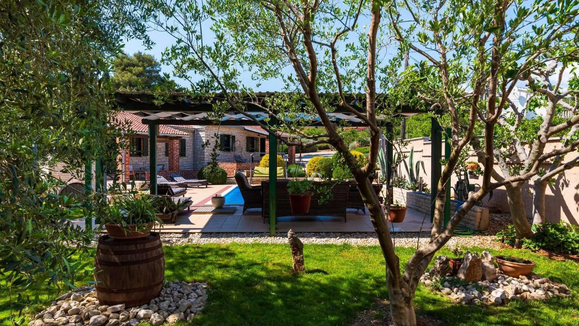 Stone Villa Tea With Pool Posedarje