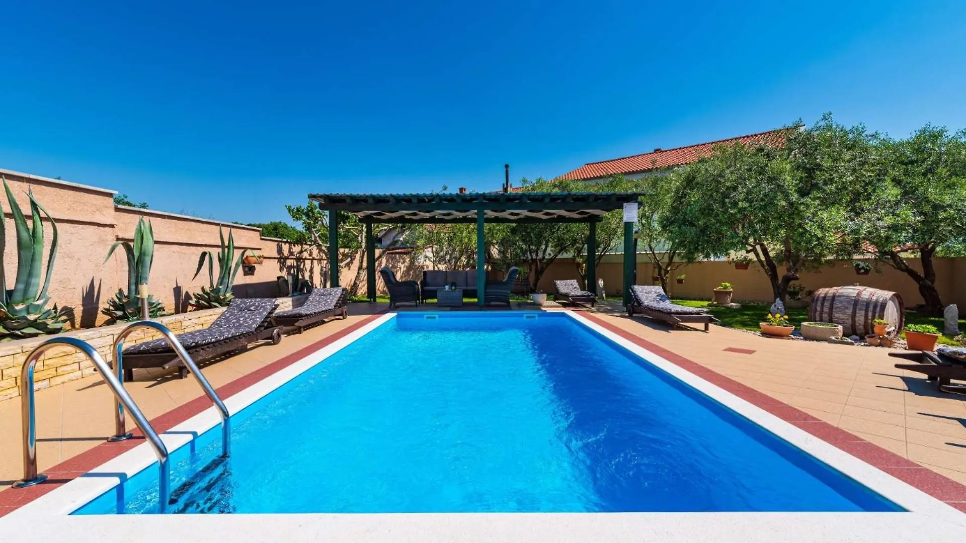 Stone Villa Tea With Pool Posedarje